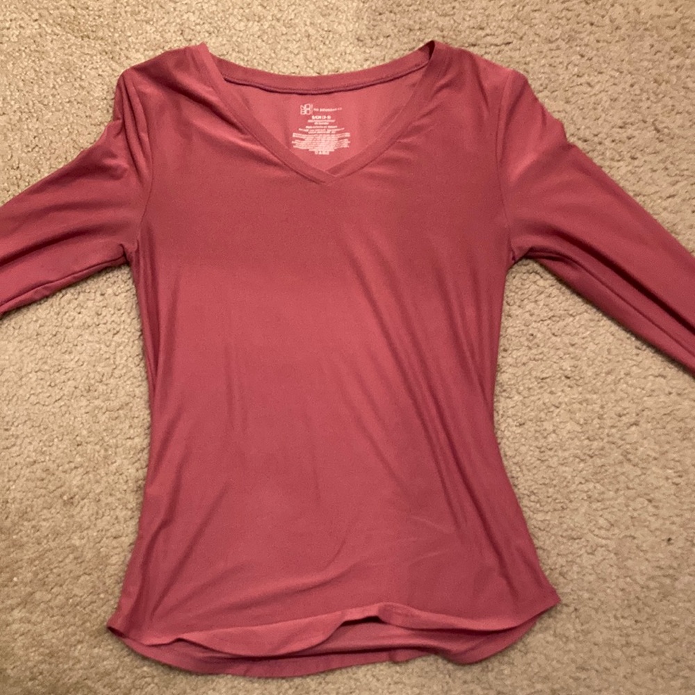Womens dusty pink fitted v-neck long sleeve shirt. Size Small